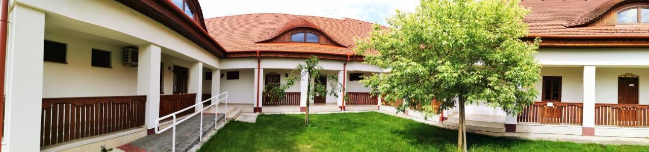 Szabolcs Vezer Panzio Bed and Breakfast Exteriör bild